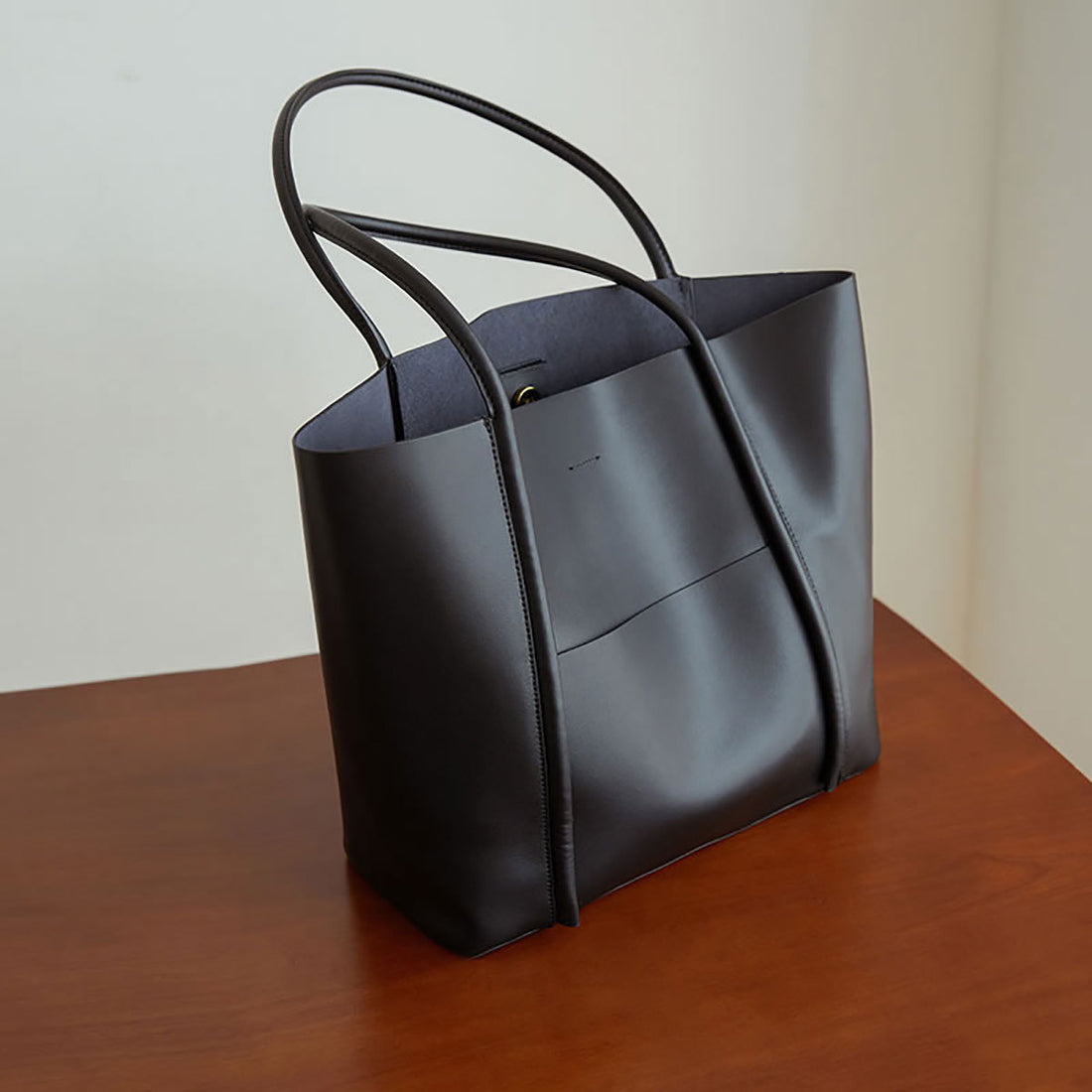 How can you tell if a leather bag is good quality?